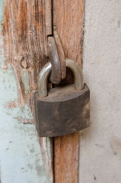 古い木製のドアに金属錆びた南京錠 — ストック写真