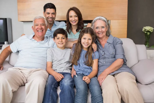 Retrato Familia Sonriente Extendida Sentada Sofá Sala Estar Casa — Foto de Stock