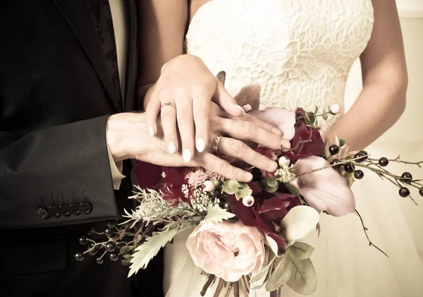 Bellissimo Bouquet Sposa Nelle Mani Degli Sposi Vista Vicino — Foto Stock