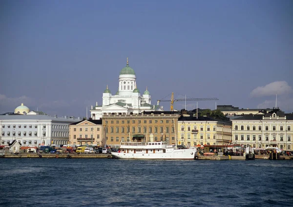 赫尔辛基海滨 欣赏新古典主义路德大教堂 — 图库照片