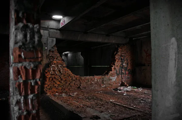 Abandonado Feio Edifício Parede Tijolo Quebrado — Fotografia de Stock