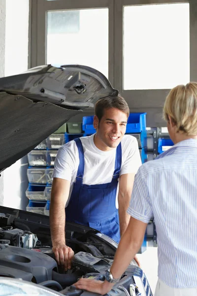 Mecánico Hablando Con Cliente Femenino Taller Reparación Automóviles — Foto de Stock