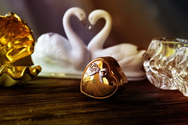 Eski Ahşap Masa Üzerinde Kalp Closeup Altın Hediye Kutusu Altın — Stok fotoğraf