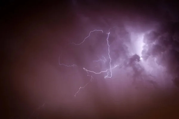 Relâmpago Dramático Brilhante Estendido Através Céu Noturno Sobre Brilho Luzes — Fotografia de Stock