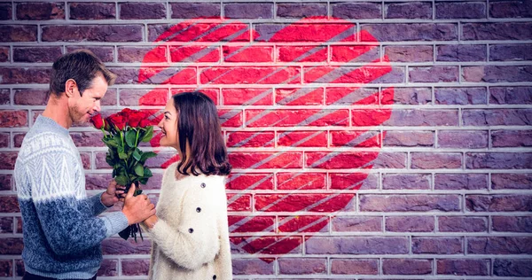 Pareja Romántica Sosteniendo Rosas Rojas Contra Pared Ladrillo Rojo — Foto de Stock