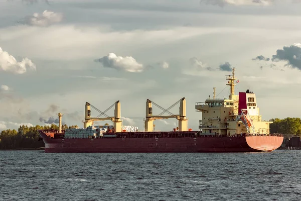 红色的货轮驶往里加港口 — 图库照片