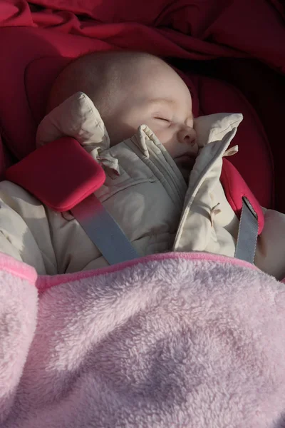 Menina Bebê Cochilando Carruagem Bebê — Fotografia de Stock