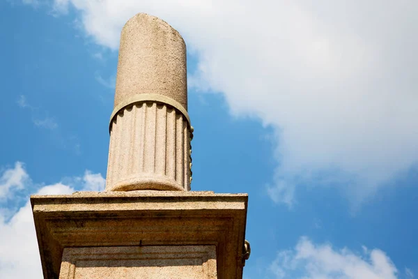 Vieille Colonne Dans Ciel Nuageux Europe Italie — Photo