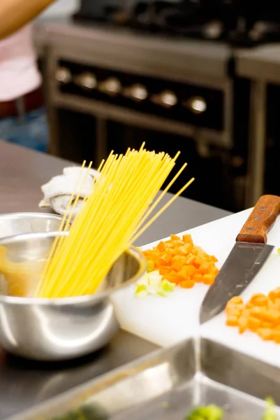 Egy Tipikus Teljes Felszerelt Étterem Konyha Olasz Spagetti Tészta — Stock Fotó