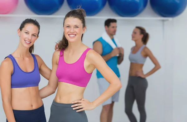 Ritratto Giovani Donne Forma Reggiseno Sportivo Con Una Coppia Background — Foto Stock