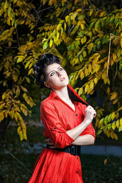 Aantrekkelijk Meisje Rood Shirt Met Make Close Portret Herfst Park — Stockfoto
