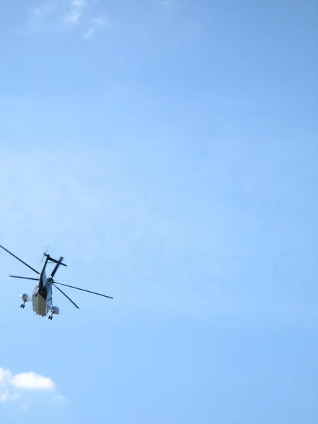 Hélicoptère Dans Ciel Bleu Nuageux — Photo