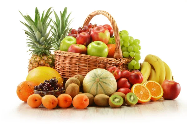 Composição Com Frutos Variados Cesta Vime Isolada Sobre Branco — Fotografia de Stock