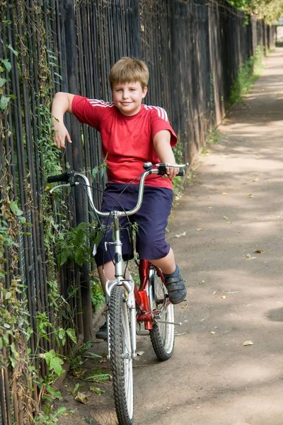 Niño Bicicleta Parque Verano — Foto de Stock