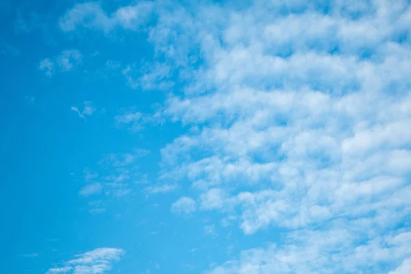 Onda Nublada Com Sol Brilha Céu Azul — Fotografia de Stock