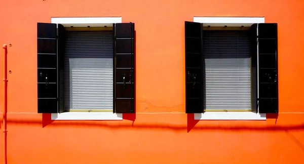 Dvě Okna Domu Burano Oranžové Zdi Budovy Architektuře Benátky Itálie — Stock fotografie