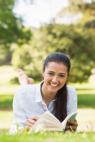 Retrato Una Joven Sonriente Leyendo Libro Parque — Foto de Stock