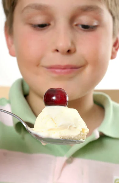 Jongen Meestal Houdt Een Lepel Romige Ijs Met Een Kers — Stockfoto