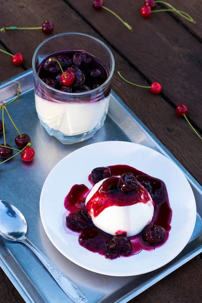 Sweet Panna Cassert Cherry Jely Selective Focus Panna Cassert Plate — стоковое фото