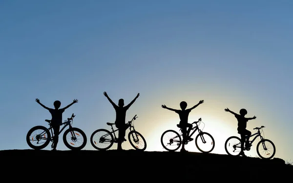 Junge Radfahrergruppe — Stockfoto