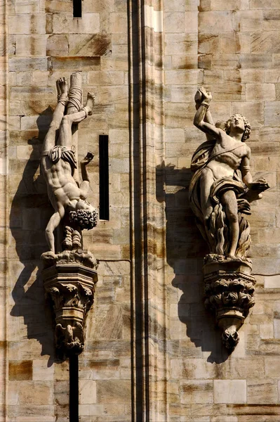 Statua Nella Parte Anteriore Del Duomo Milanese — Foto Stock