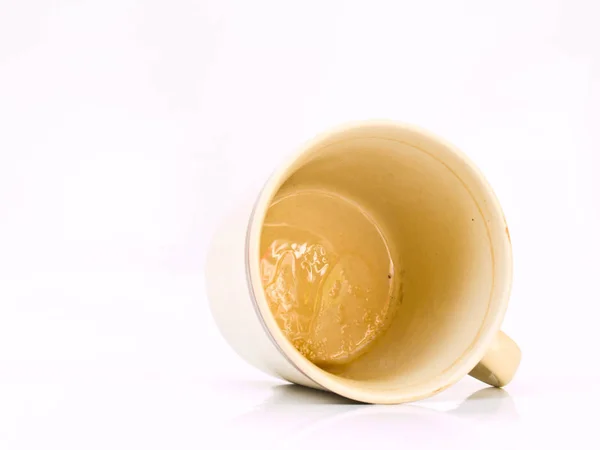 棕色茶瓷杯隔离在白色背景 — 图库照片