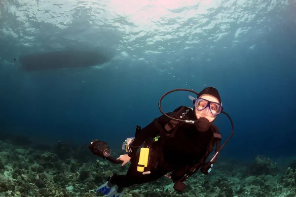 Scuba Diver Pływanie Pod Łodzią — Zdjęcie stockowe