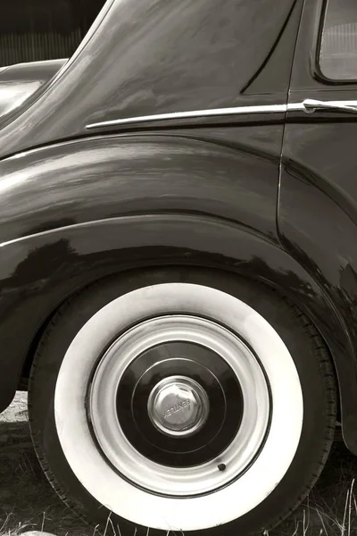 老式汽车的后轮和后轮在黑色和白色 — 图库照片