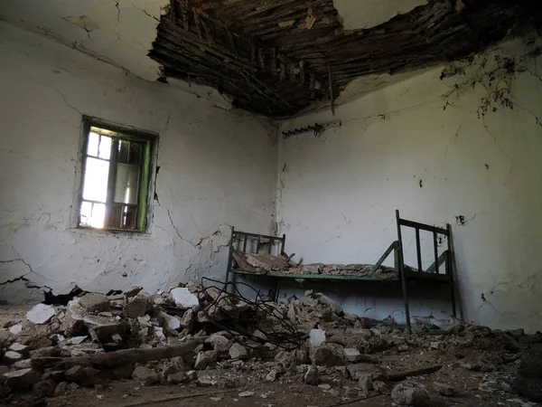 Mittagsbild Eines Heruntergekommenen Zerstörten Zimmers Einem Alten Landhaus Standort Godeanu — Stockfoto