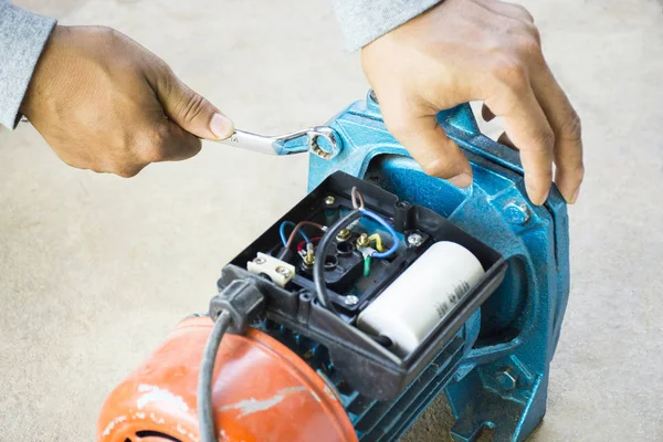 Elektromotor Und Mensch Arbeitsgeräte Reparatur Auf Zementboden Background Backgroud Motor — Stockfoto