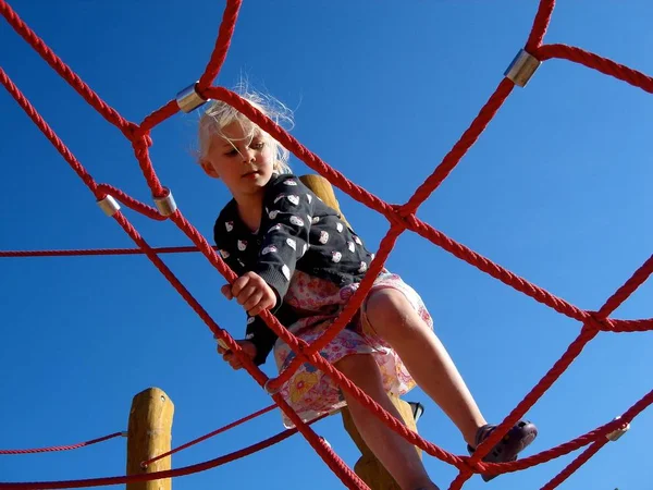 Ein Mädchen Klettert Nach Oben Achtung Keine Negative Verwendung Erlaubt — Stockfoto