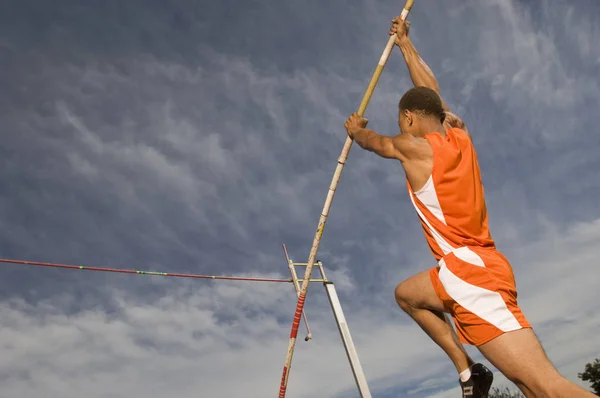 Sportlerin Beim Stabhochsprung — Stockfoto