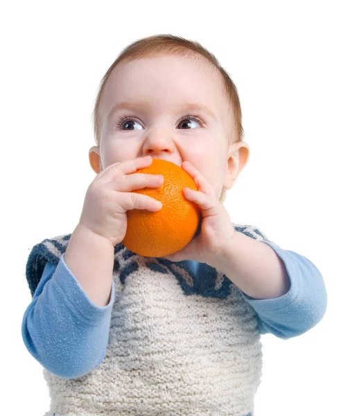 素朴な子供は現在のオレンジを食べる 役に立つ果物 ビタミン — ストック写真