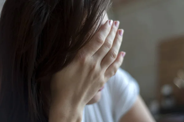 Brünettes Mädchen Mit Kopfschmerzen Hält Hand Auf Dem Kopf — Stockfoto