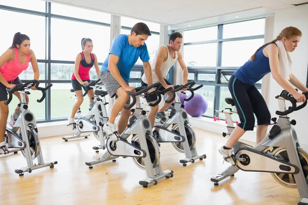 Determinado Cinco Personas Haciendo Ejercicio Clase Spinning Gimnasio — Foto de Stock