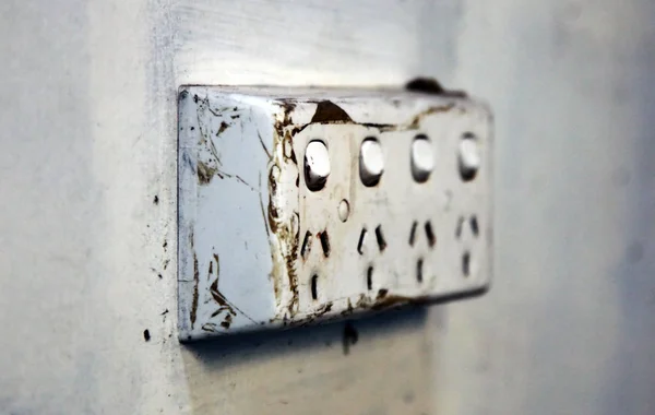 破損した壁取り付け電源ボード — ストック写真