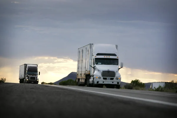 Camión Que Conduce Una Autopista Atardecer —  Fotos de Stock