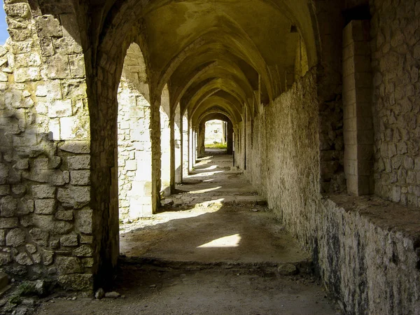 Columnata Tribunal Interior Monasterio Abandonado — Foto de Stock