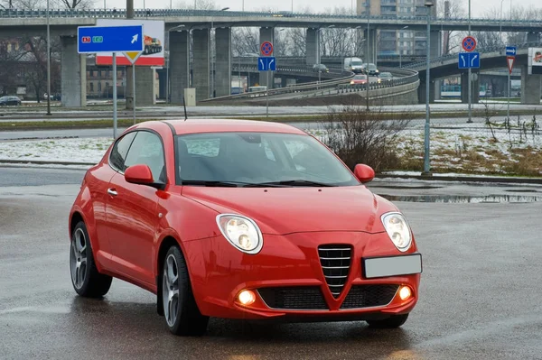 Carro Movimento Cidade Perto Ponte Riga Letónia — Fotografia de Stock