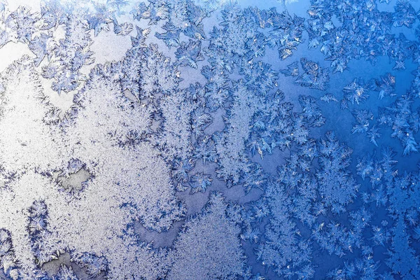 雪の結晶と霜クリスマス冬のウィンドウに日差しに魔法パターンを凍結します 色の青のトーン 選択と集中とは イメージのエッジをぼかす — ストック写真
