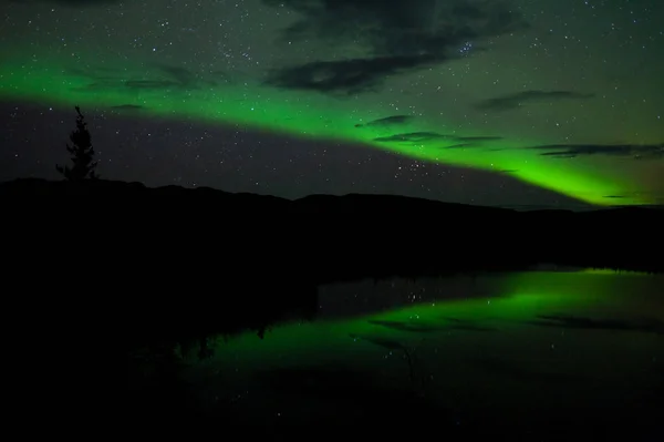 Night Sky Stars Nuvens Luzes Norte Espelhado Lago Calmo Yukon — Fotografia de Stock
