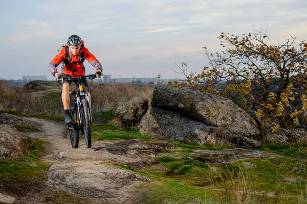 Kırmızı Ceket Bisikletçi Rocky Trail Bisiklet Sürme Extreme Spor Konsepti — Stok fotoğraf