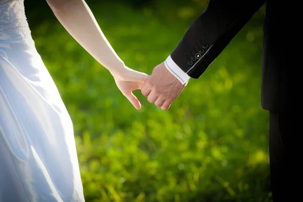 Mladý Manželský Pár Držící Ruce Svatební Den — Stock fotografie