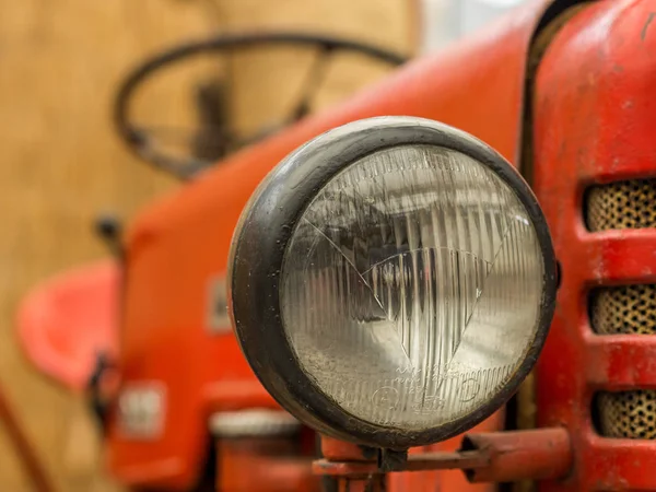 Eski Bir Kırmızı Paslı Traktör Far Closeup — Stok fotoğraf