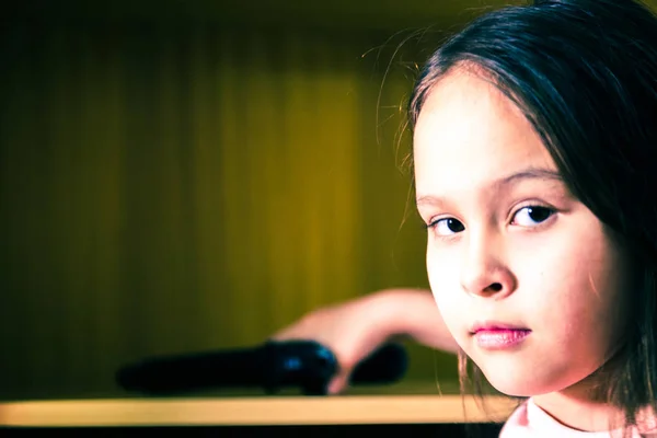 Niño Pequeño Encuentra Pistola Armario Concepto Control Armas Filtro Cinematográfico — Foto de Stock