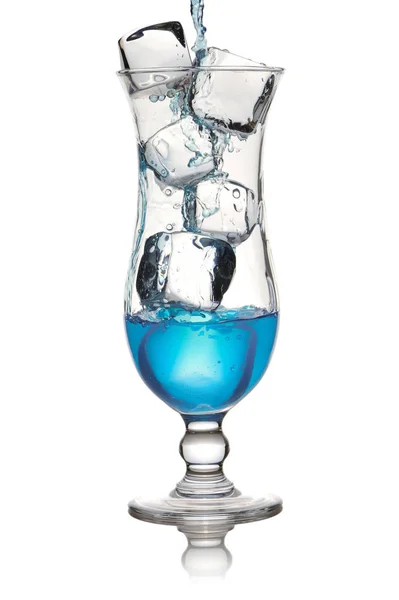 Verter Cóctel Azul Curazao Vaso — Foto de Stock