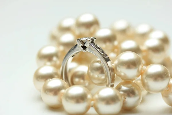 Sortija Compromiso Con Diamantes Una Montura Canal Collar Perlas —  Fotos de Stock