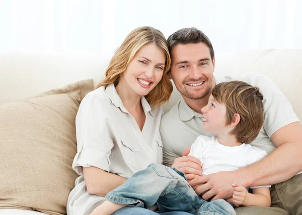 Famiglia Felice Sul Divano Casa — Foto Stock