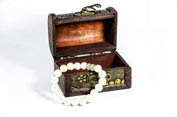 Caja Acero Con Perlas Sobre Fondo Blanco — Foto de Stock