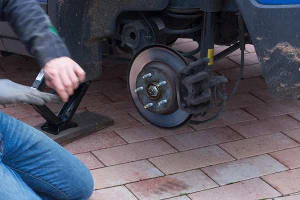 Freno Disco Coche Aquí Mecánico Reparación Frenos Coche Taller Servicio —  Fotos de Stock